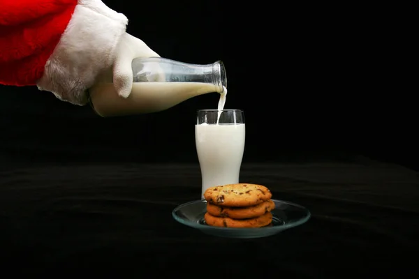 Der Weihnachtsmann Genießt Milch Und Kekse Milch Und Kekse Für — Stockfoto