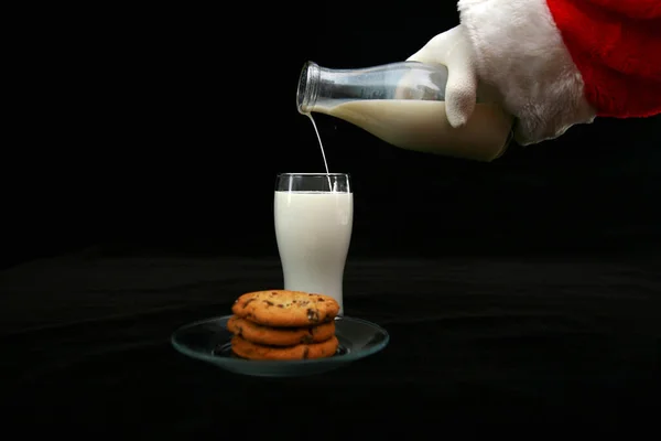 Der Weihnachtsmann Genießt Milch Und Kekse Milch Und Kekse Für — Stockfoto