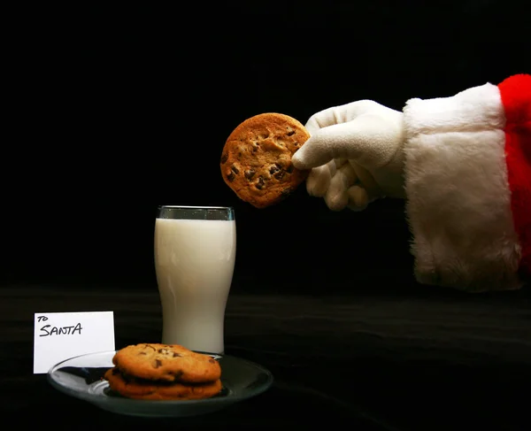 Der Weihnachtsmann Genießt Milch Und Kekse Milch Und Kekse Für — Stockfoto