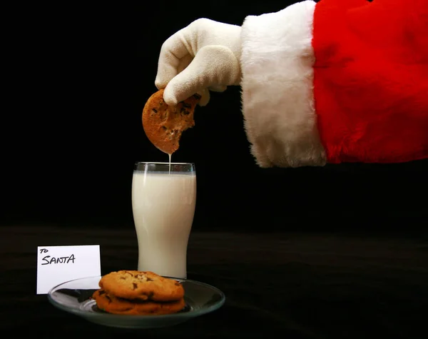 Санта Клаус Наслаждается Молоком Печеньем Молоко Печенье Санты Санта Клаус — стоковое фото