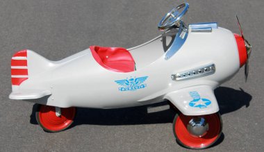 Pedal Uçak. Pedal Araba Uçağı. Çocuklar için ATHENTİK PEDAL PLANE. Genel bir pedallı araba uçağı. Beyaz üzerine izole edilmiş. Metnin için yer. 