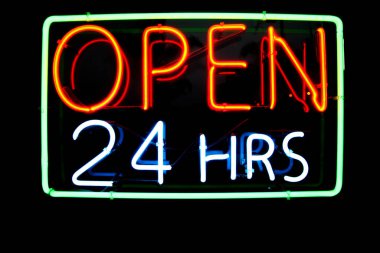 Neon. Siyah üzerine izole edilmiş neon işaretler ve semboller. Neon sembolleri. Neon kelimeler ve harfler kolaylıkla kopyalanır ve kullanım kolaylığınız için çeşitli cümle ve ifadelere yapıştırılır. Hepsi jenerik neon tasarımlar. Neon Alfabesi