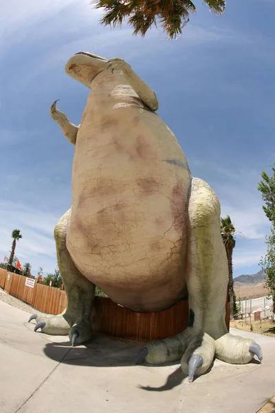 雷克斯在去加州棕榈泉的路上 霸王龙雕像作为路边的一个吸引人的地方 20世纪50年代的恐龙路边景点至今仍吸引着众多的游客和游客 — 图库照片