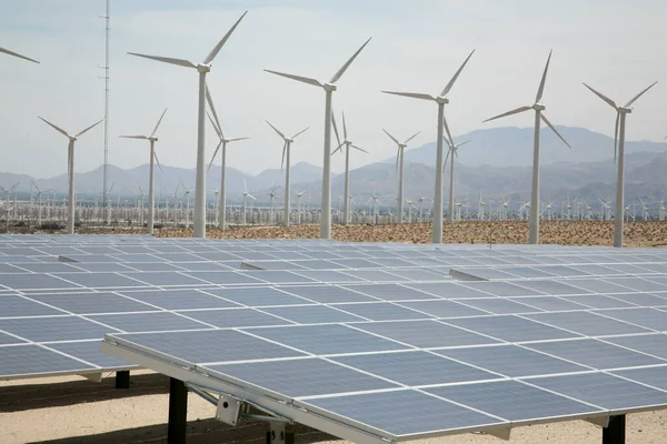 Molinos Viento Paneles Solares Paneles Solares Con Turbinas Eólicas Sobre — Foto de Stock