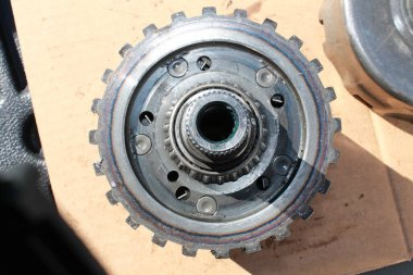 Dişliler. Araba parçaları. Metal araba parçası. Otomobil motoru yedek veya otomotiv parçası. Beyaz üzerine izole edilmiş. Mekanik vitesler. Aktarım parçaları. Bilyeler masanın üzerinde. Otomotiv yedek parçaları. Ağır endüstri mühendisliği parçaları. Makine dişlileri. 