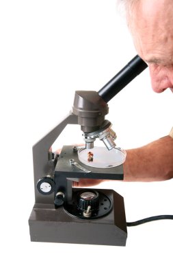 Mikroskop. Beyaz üzerine izole edilmiş. Mesaj için yer var. Kesme yolu. Laboratuar bankında bilim mikroskobu. Mikrobiyoloji laboratuvarı. Laboratuvar araştırmaları için mikroskop. Profesyonel tıbbi laboratuvar mikroskobu. Bilimsel mikroskop merceği. 