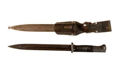 Bıçak. Hançer. Siper bıçağı. Dövüş bıçağı. 2. Dünya Savaşı bıçağı. Süngü. Beyaz üzerine izole edilmiş. Mesaj için yer var. Kesme yolu. AK 74 süngü bıçağı.. 