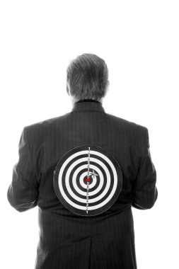 Hedef sırtında. Sırtında hedef tahtası olan bir iş adamı. Bir adamın sırtında dart tahtası var. Beyaz üzerine izole edilmiş. Mesaj için yer var. Kesme yolu. Dart Oyunu. 