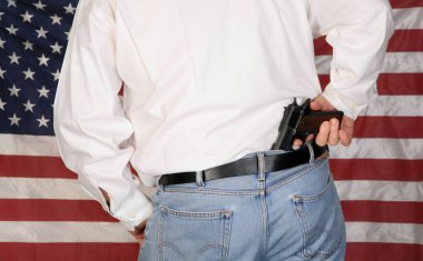 Silahı var. Tabanca. .45 kalibre 1911 yarı otomatik tabanca. 1911 yapımı 45 kalibrelik bir tabanca. Anayasanın 2. maddesi. Ayı Silahları Hakkı. 2. Dünya Savaşı 'ndan kalma Amerikan bayrağı. 1911: 45 Tabancası. Silahlı bir adam. Silah güvenliği. Kendini koruma. Aile Koruma. 