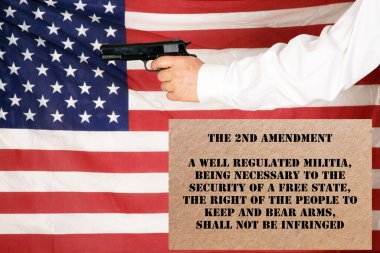 Silahı var. Tabanca. .45 kalibre 1911 yarı otomatik tabanca. 1911 yapımı 45 kalibrelik bir tabanca. Anayasanın 2. maddesi. Ayı Silahları Hakkı. 2. Dünya Savaşı 'ndan kalma Amerikan bayrağı. 1911: 45 Tabancası. Silahlı bir adam. Silah güvenliği. Kendini koruma. Aile Koruma. 