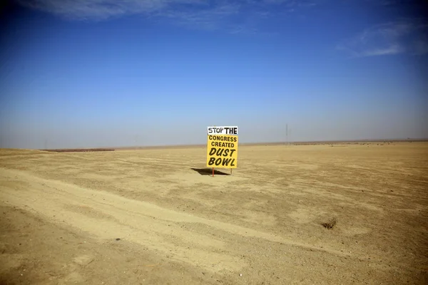 Dürre Dürre Kalifornien Protestschild Auf Einem Dürregeplagten Feld Eines Bauern — Stockfoto