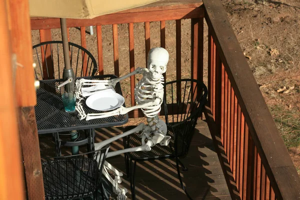 Скелет Ресторане Скелет Человека Ждет Обслуживания Ресторане Открытым Небом Скелет — стоковое фото