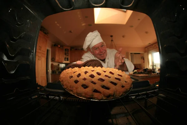 Pieczenie Szef Kuchni Piecze Piekarniku Kucharz Gotuje Ciasta Ciastka Ciasta — Zdjęcie stockowe