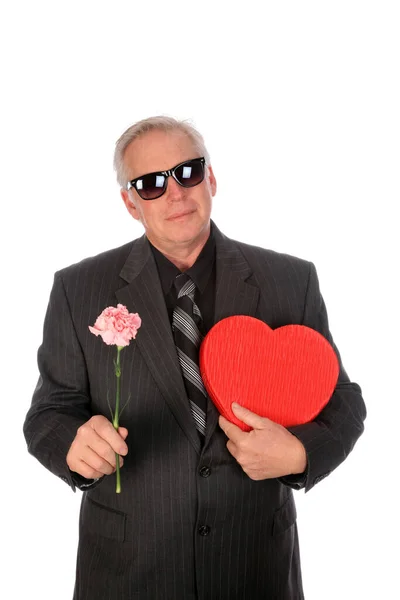 バレンタインデー スーツの男がバレンタインデーに花とチョコレートを持っている 白に隔離されてる テキスト用の部屋 クリッピングパス 最高のバレンタインデー エレガントなジャケットの男は花を保持します 結婚式の日 ハッピーバレンタインデー バレンタインデーギフト — ストック写真