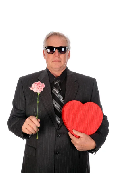 バレンタインデー スーツの男がバレンタインデーに花とチョコレートを持っている 白に隔離されてる テキスト用の部屋 クリッピングパス 最高のバレンタインデー エレガントなジャケットの男は花を保持します 結婚式の日 ハッピーバレンタインデー バレンタインデーギフト — ストック写真