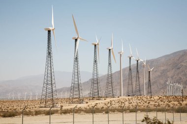 Rüzgâr değirmeni çiftliği. Güneş Çiftliği. Yenilenebilir Enerji Çiftliği. Rüzgar enerjisi fabrikaları çiftliği. Yeşil Yenilenebilir Enerji. Palm Springs California 'da. Palm Desert California 'da. Yel değirmeni çiftliği. Çöl Enerji Çiftliği. Güneş enerjisi çiftliği. Güneş Koleksiyoncusu. Güneş enerjisi. Rüzgar gücü. 