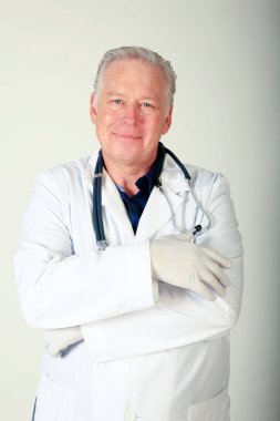 Doktor bey. Yakışıklı bir erkek doktor. Laboratuvar önlüğüyle yakışıklı bir doktorun portresi. Gülümseyen olgun doktor. Hastane ofisinde duran erkek doktor. Sağlık ve doktor hizmetleri. Yakışıklı, orta yaşlı, beyaz erkek, profesyonel doktor..
