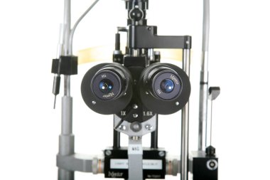  Kırık lamba. Bir Ophthalmologist Slit Lamba. Beyaz üzerine izole edilmiş. Mesajın için yer var. Slip Lambaları Ophthalmologist, Optometrist ve Göz Bakım Uzmanları tarafından mikroskopla gözlerinize bakmak için kullanılır. yarık lamba mikroskobu. 