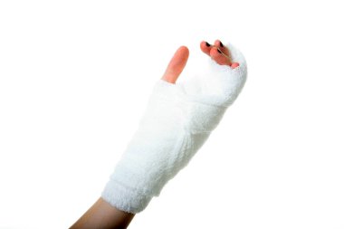 Sargı bezli eli bir kadın. Beyaz üzerine izole edilmiş. Mesaj için yer var. Kesme yolu. Kadının bandajlı eli. Kadının bandajlı eli. Yaralı el. İlk yardım. Bandaja sarılmış. Bileğim burkuldu. Kırık bilek. Kırık El. Tıbbi bandaj. İş yerinde yaralanmış. Acı..