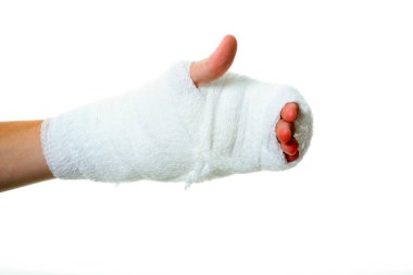 Sargı bezli eli bir kadın. Beyaz üzerine izole edilmiş. Mesaj için yer var. Kesme yolu. Kadının bandajlı eli. Kadının bandajlı eli. Yaralı el. İlk yardım. Bandaja sarılmış. Bileğim burkuldu. Kırık bilek. Kırık El. Tıbbi bandaj. İş yerinde yaralanmış. Acı..
