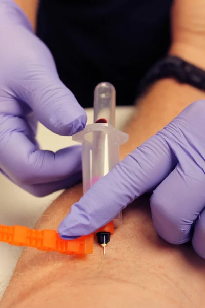 Blodsug Phlebotomist Drar Patient Blod För Blodprov Läkaren Tar Blodprov — Stockfoto