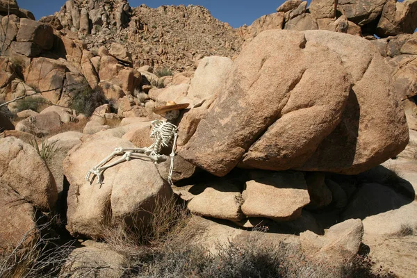 Scena Zbrodni Zagubiony Turysta Szkielet Zagubiony Pustyni Szkielet Leży Głazie — Zdjęcie stockowe