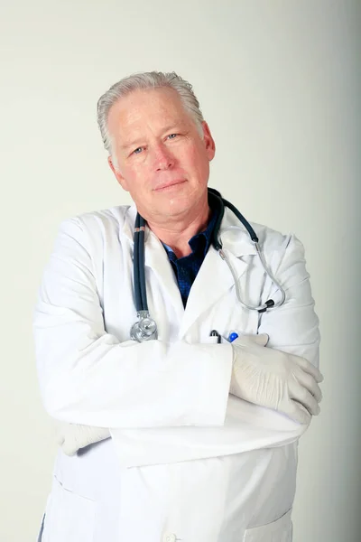 英俊的男医生一个穿着实验室外套的友善英俊医生的画像 笑着成熟的医生 男医生站在医院办公室里 医疗和医生服务 英俊的中年白人男性职业医生 — 图库照片