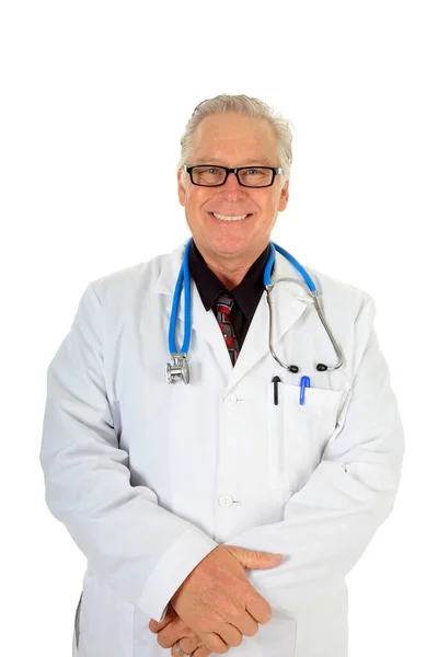 一个友善的微笑医生 被白色隔离了文字空间 裁剪路径 用听诊器微笑医生 一个微笑的医生的画像 — 图库照片