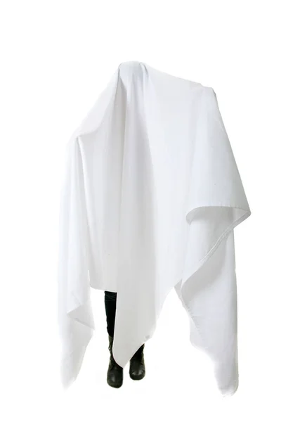 Widmo Człowiek Nosi Białe Prześcieradło Udaje Ducha Halloween Odizolowany Biało — Zdjęcie stockowe