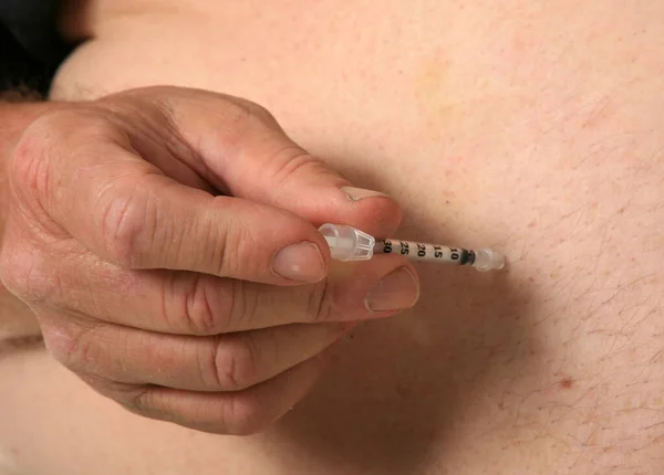 Diabetespatienten Gör Insulininjektioner Med Spruta Man Eller Kvinna Använder Insulininjektion — Stockfoto