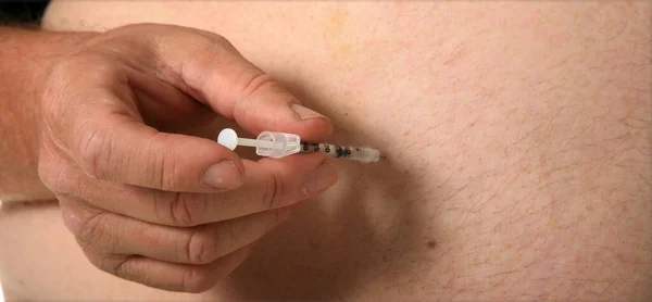 Diabetespatienten Gör Insulininjektioner Med Spruta Man Eller Kvinna Använder Insulininjektion — Stockfoto