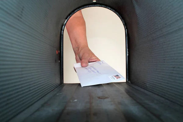 Correio Homem Recebendo Cartas Contas Caixa Correio Frente Casa Entrega — Fotografia de Stock