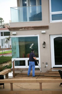 Window Cleaning. Window Washing. Window Washing Service. A professional Window Cleaner washes and rinses windows with Di Ionized Spot Free Water for a Squeekie Clean Service. Window Washing with a extension pole. For a Spot Free Wash and Rinse! 