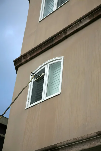 Fensterputzen Fensterputzen Fensterwaschservice Ein Professioneller Fensterputzer Wäscht Und Spült Fenster — Stockfoto