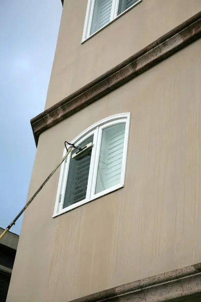 Fensterputzen Fensterputzen Fensterwaschservice Ein Professioneller Fensterputzer Wäscht Und Spült Fenster — Stockfoto