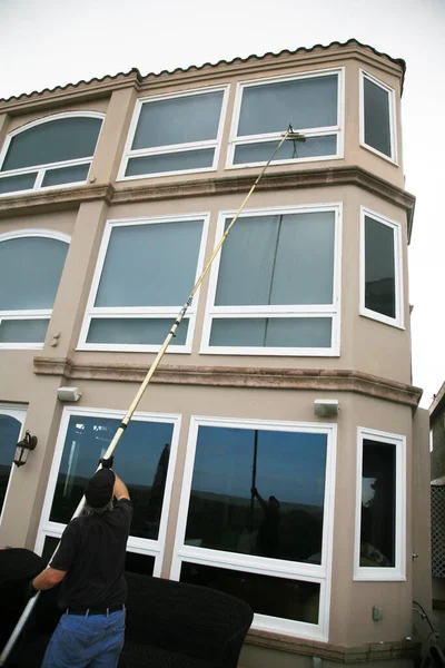 Fensterputzen Fensterputzen Fensterwaschservice Ein Professioneller Fensterputzer Wäscht Und Spült Fenster — Stockfoto