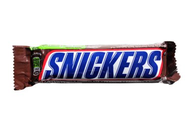 Snickers çikolatası. Çikolata. Snickers. Beyazda izole edilmiş. Mesaj için yer var. Kırpma Yolu. Yazı işleri. Beyaza izole edilmiş Snickers çikolatası. Snickers, Amerikan markası Mars tarafından üretilen bir çikolatadır. Çikolatalı Snickers..