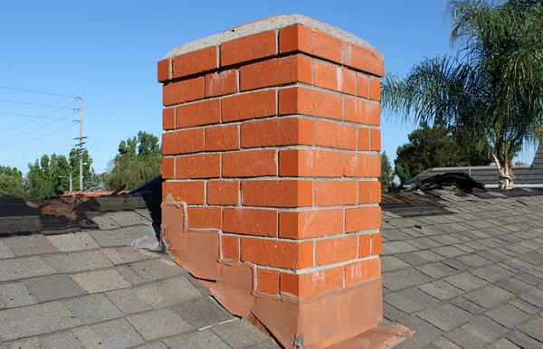 Schoorsteen Een House Schoorsteen Een Dak Brick Schoorsteen Shingled Oude — Stockfoto