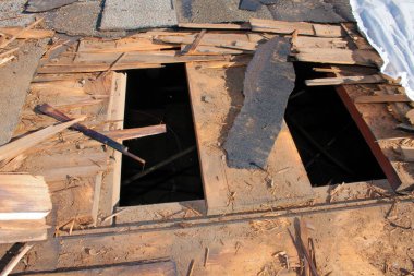 Çatı tamiri. Eski çatının kaldırılması. Yeni çatı kiremitlerini değiştir. ev çatısı inşaatı. Yeni çatı malzemeleri. Çatı tamiri. İnşaat işçisi çatı döşedi. Çatı aletleri. Profesyonel tamir çatısı. Düz çatı kurulumu. Çatı ustası.