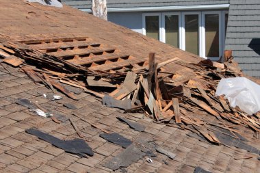 Çatı tamiri. Eski çatının kaldırılması. Yeni çatı kiremitlerini değiştir. ev çatısı inşaatı. Yeni çatı malzemeleri. Çatı tamiri. İnşaat işçisi çatı döşedi. Çatı aletleri. Profesyonel tamir çatısı. Düz çatı kurulumu. Çatı ustası.