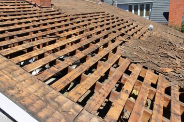 Çatı tamiri. Eski çatının kaldırılması. Yeni çatı kiremitlerini değiştir. ev çatısı inşaatı. Yeni çatı malzemeleri. Çatı tamiri. İnşaat işçisi çatı döşedi. Çatı aletleri. Profesyonel tamir çatısı. Düz çatı kurulumu. Çatı ustası.