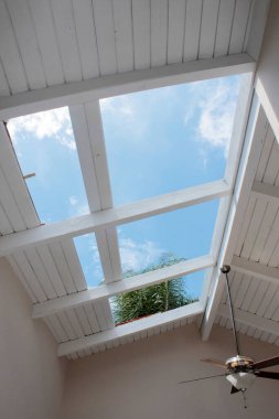 Çatı tamiri. Eski çatının kaldırılması. Yeni çatı kiremitlerini değiştir. ev çatısı inşaatı. Yeni çatı malzemeleri. Çatı tamiri. İnşaat işçisi çatı döşedi. Çatı aletleri. Profesyonel tamir çatısı. Düz çatı kurulumu. Çatı ustası.