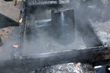 Çatı tamiri. Eski çatının kaldırılması. Yeni çatı kiremitlerini değiştir. ev çatısı inşaatı. Yeni çatı malzemeleri. Çatı tamiri. İnşaat işçisi çatı döşedi. Çatı aletleri. Profesyonel tamir çatısı. Düz çatı kurulumu. Çatı ustası.