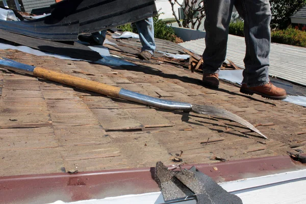 Dachsanierung Dachreparatur Dachbaustelle Entfernung Des Alten Daches Ersatz Durch Neue — Stockfoto