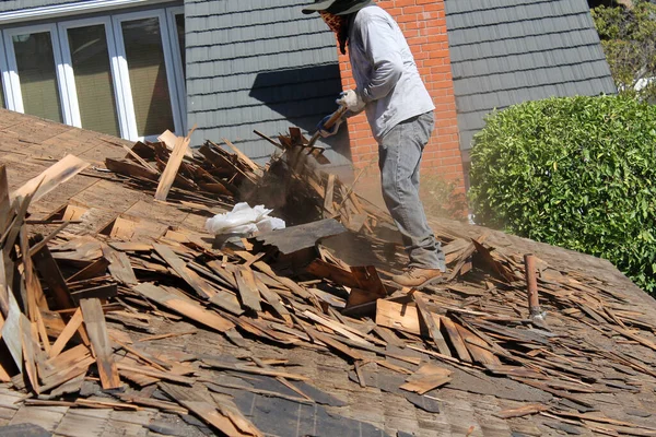 Çatı tamiri. Eski çatının kaldırılması. Yeni çatı kiremitlerini değiştir. ev çatısı inşaatı. Yeni çatı malzemeleri. Çatı tamiri. İnşaat işçisi çatı döşedi. Çatı aletleri. Profesyonel tamir çatısı. Düz çatı kurulumu. Çatı ustası.