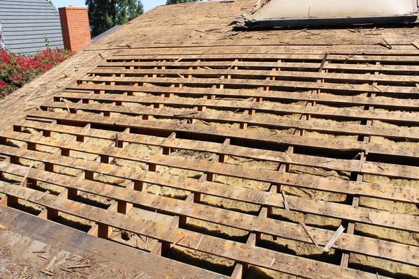 Dacherneuerung Entfernung Des Alten Daches Ersatz Für Neue Dachschindeln Baustelle — Stockfoto
