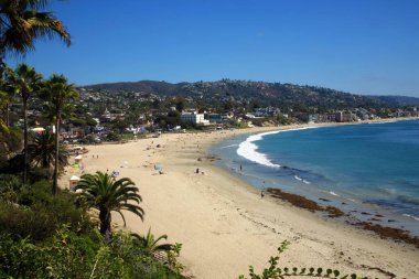 Laguna Sahili, Kaliforniya. Laguna Sahili. Crescent Körfezi. Laguna Sahili California. Laguna Sahili 'nin kayalıklardan görünen ana plajı. Laguna Sahili dünya çapında ziyaretçiler için önemli bir turizm merkezidir. Orange County California. 