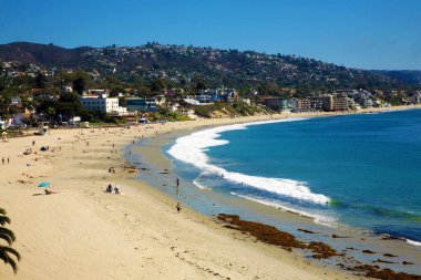 Laguna Sahili, Kaliforniya. Laguna Sahili. Crescent Körfezi. Laguna Sahili California. Laguna Sahili 'nin kayalıklardan görünen ana plajı. Laguna Sahili dünya çapında ziyaretçiler için önemli bir turizm merkezidir. Orange County California. 