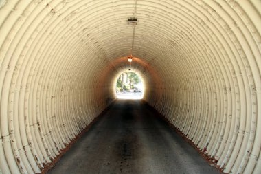 Tünel. Araba Tüneli. Demiryolu Üstgeçidi. Railroad Over Pass 'da. Tren Tüneli. Araba tüneli. 2 şerit araba tüneli. 