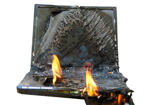 电脑失火笔记本电脑被熊熊烈火吞没了 烟和火烧毁和融化了一台计算机 计算机数据的破坏 电脑失火计算机被火焰吞没了 火把电脑烧坏了 计算机损坏或数据销毁 — 图库照片